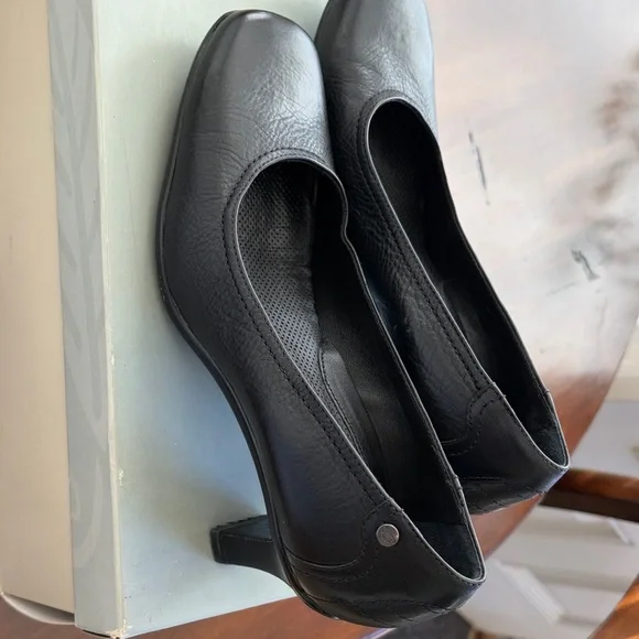 Nurture by Lamaze Black Leather Heels - Picture 6 of 9